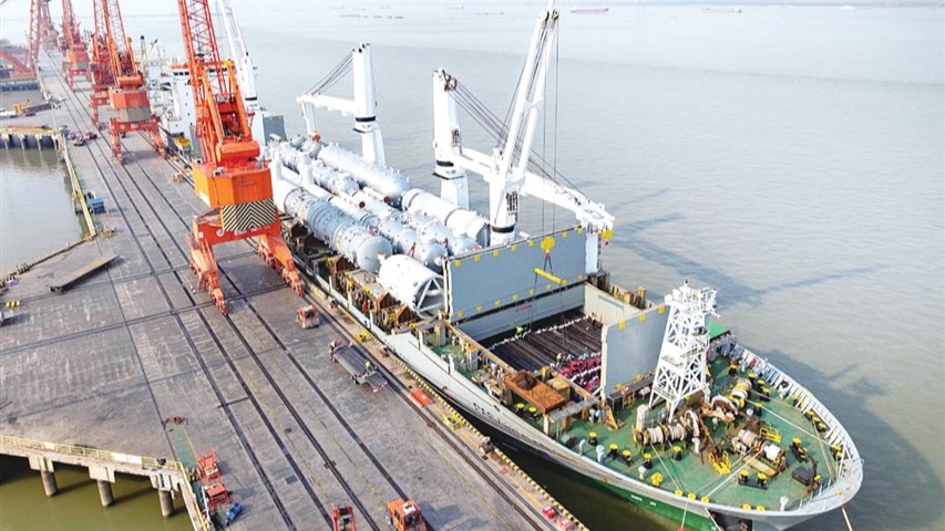 满载大型装备容器的船舶驶向卡塔尔