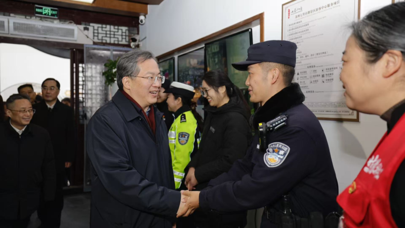 范波吴庆文看望慰问干部职工，检查调度城市运行工作