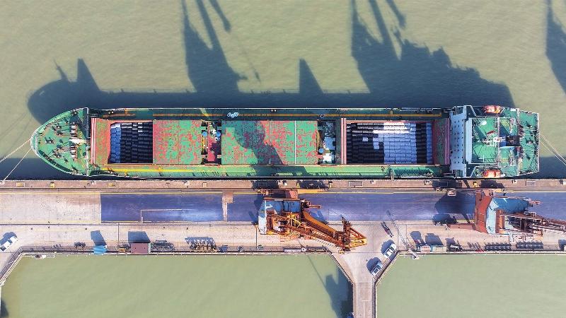 张家港沙钢海力码头一艘满载钢材的货轮起锚前往泰国