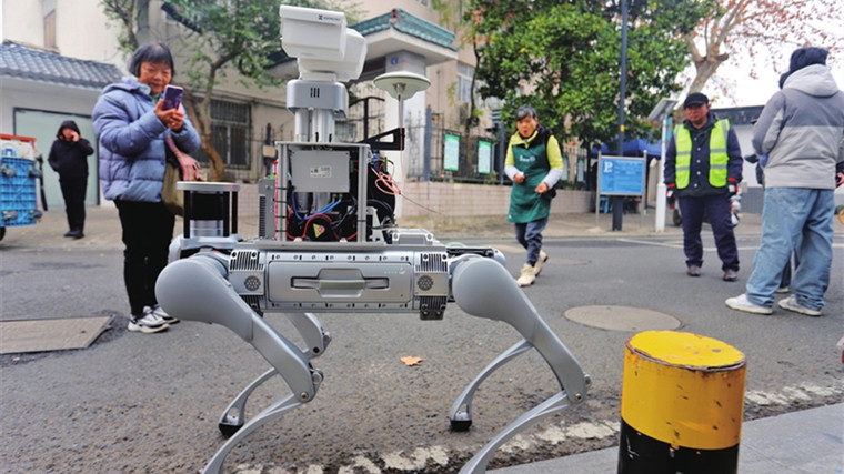 电力巡检机器人亮相市区环体路 引路人驻足观看