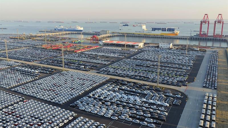 专业汽车运输船停在码头上装载出口汽车