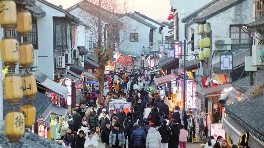 山塘老街上人流如织