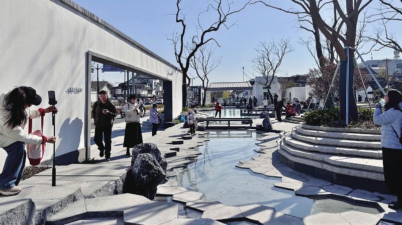 市民游客到拙政园苏博地铁站打卡拍摄