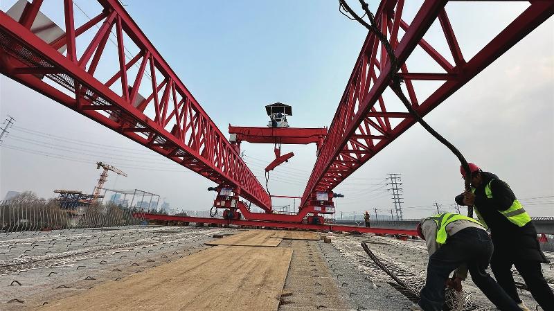 全线首台架桥机正架设预制箱梁