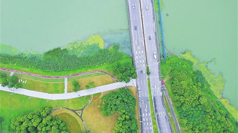 连通湾东湾西的亲水步道完工了
