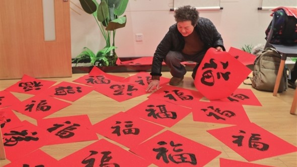 园区老年大学书法班师生为居民写春联送祝福