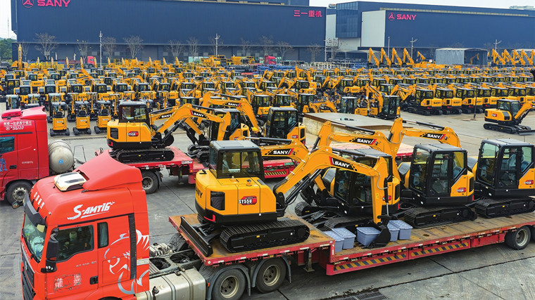 三一重机昆山产业园新年启新程 数百台挖掘机整装待发海外市场