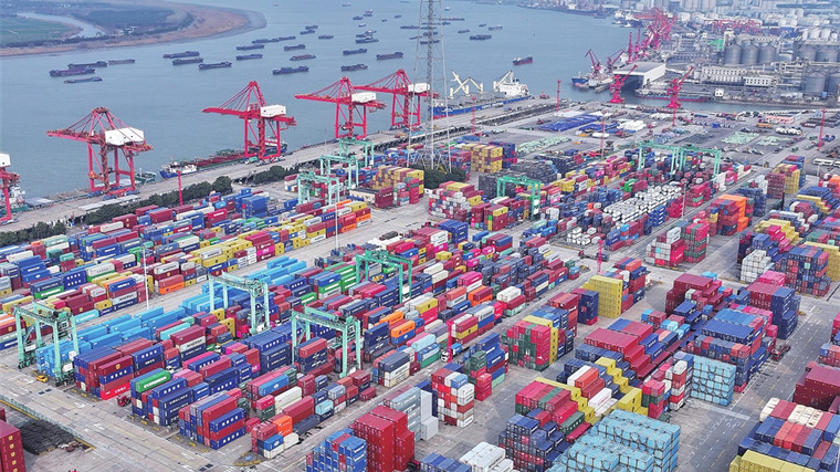 长江张家港段船舶穿梭忙 护航春节物资供应“生命线”