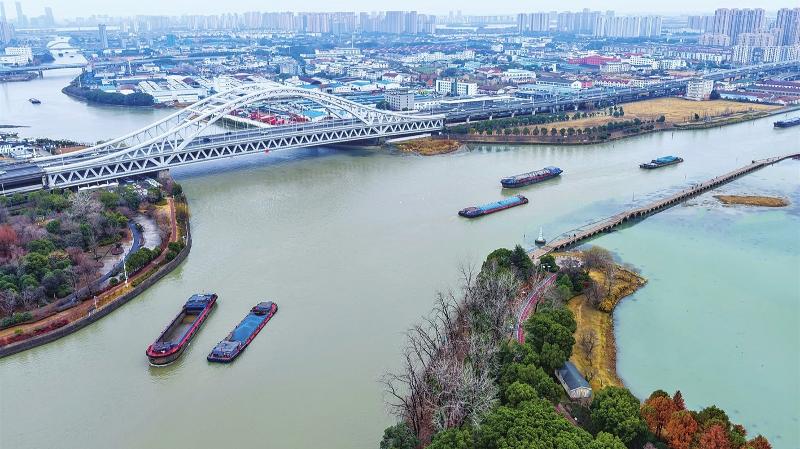 满载货物的船只在京杭大运河吴中澹台湖段来来往往