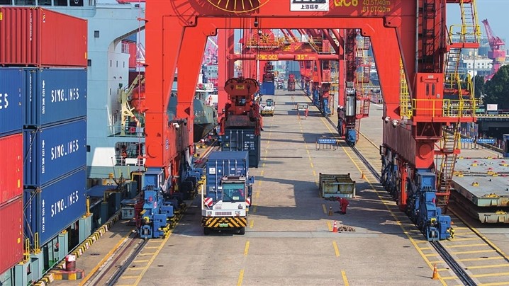 张家港永嘉集装箱码头的繁忙景象