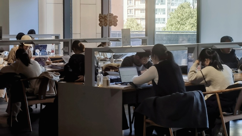 新年图书馆里充电忙