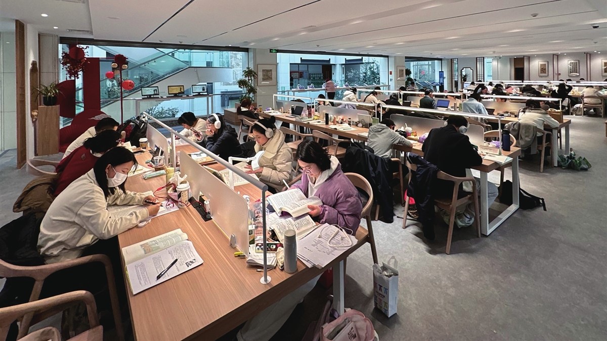 学生走进图书馆、书店看书迎新学期