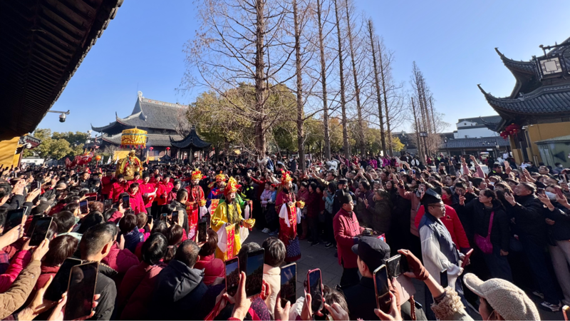 大年初五迎财神 观前街上年味浓