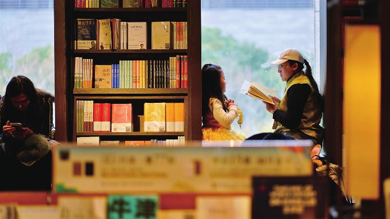 青少年走进书店开启快乐充实假期