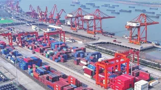 码头繁忙装卸作业景象