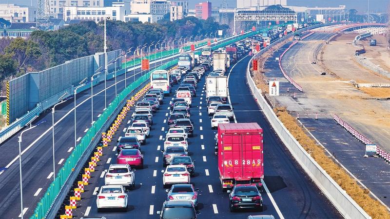 G15沈海高速苏通长江公路大桥段车行缓慢