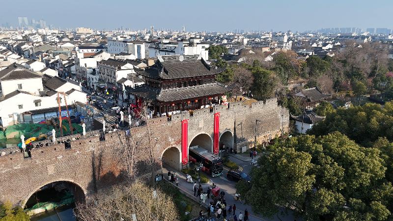 古城街头人气旺，市民游客尽享新春年味