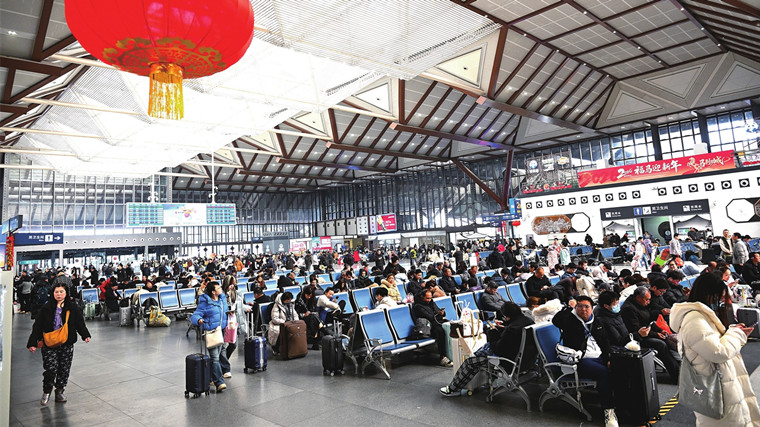 春运拉开帷幕 铁路苏州站人头攒动