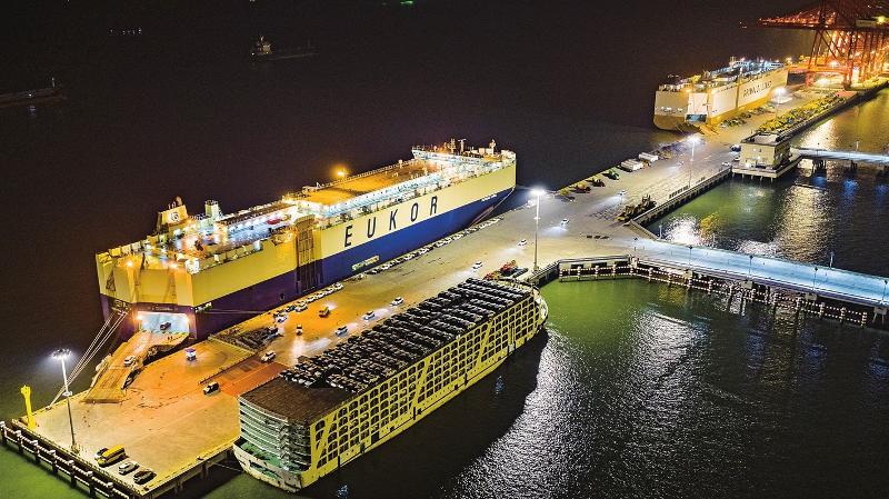 苏州港太仓港区的专业汽车运输船正装载出口汽车