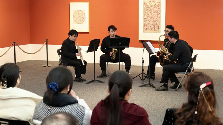 春节观展赏乐做手工 在美术馆里辞旧迎新