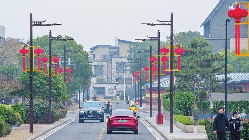 李公堤挂起的大红中国结让新春气息扑面而来