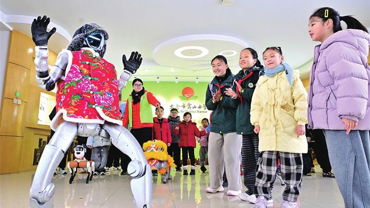 科技馆机器人与机器狗走进校园 趣味互动迎接寒假