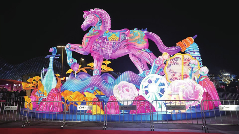 “以梦为马”亮灯 10米高20米宽