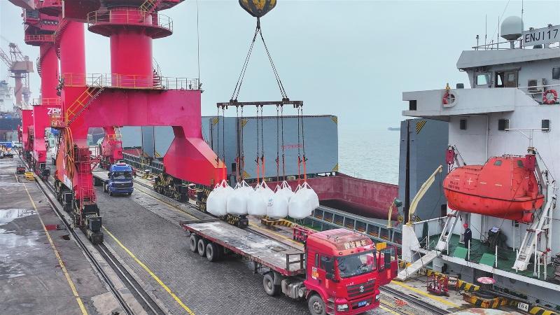 工人24小时轮班作业卸运进口化肥