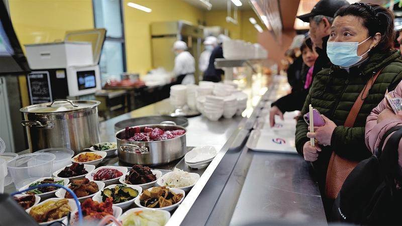 苏州地铁南门大食堂“老年餐桌”亮相