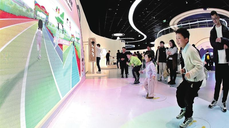 孩子在苏州科技馆触摸科学奥秘