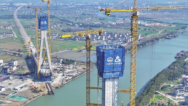 常熟的通苏嘉甬高铁望虞河斜拉桥施工现场