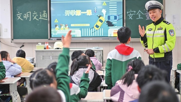 民警为学生讲解交通安全知识