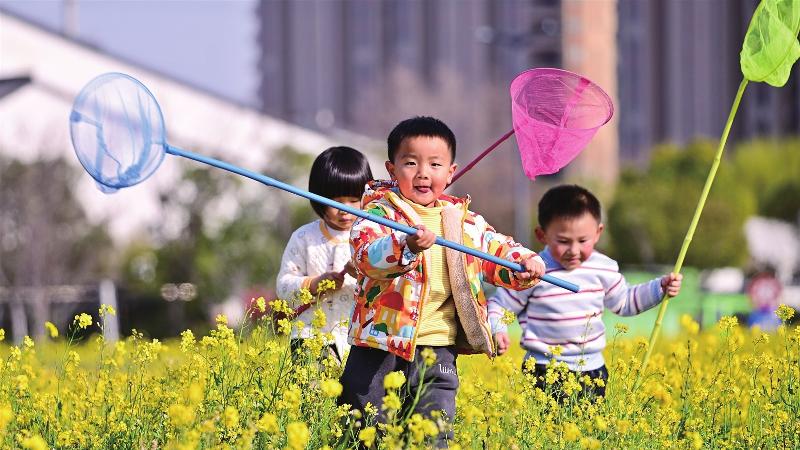 油菜花田吸引众多市民打卡拍照