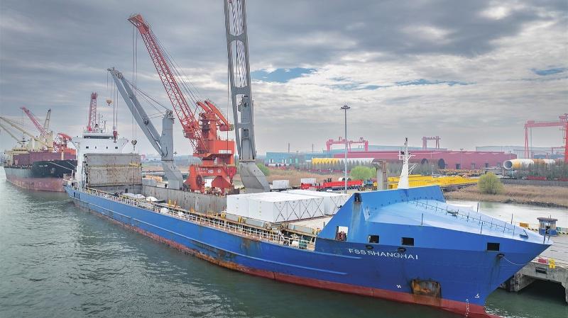 张家港港新重装码头作业繁忙