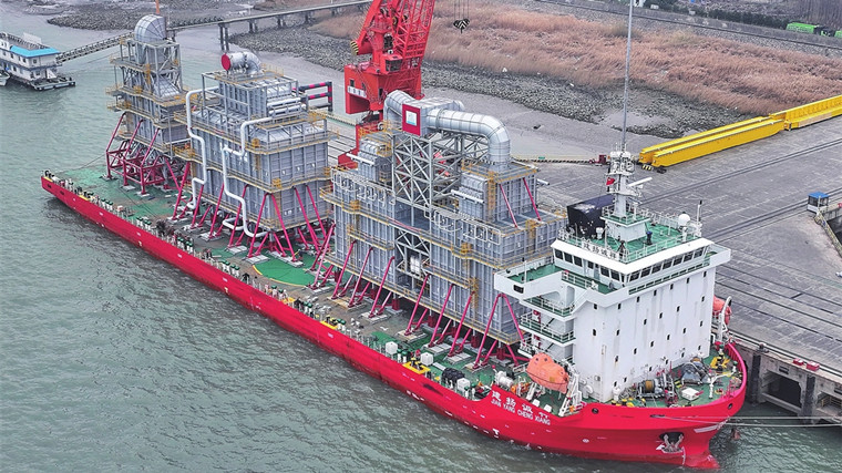 张家港港新重装码头作业有序 大型设备模块出口澳大利亚