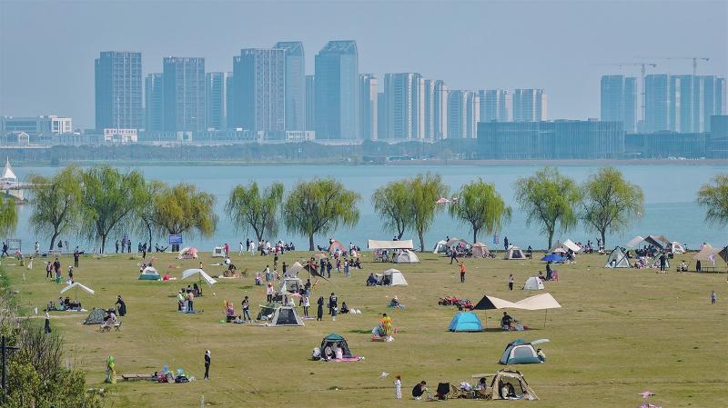 苏城阳光给力 市民纷纷走进春光里