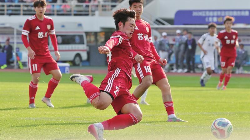 江苏省城市足球联赛一场热身赛在宜兴体育中心体育场进行