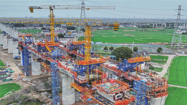 塔吊林立！通苏嘉甬高铁张家港段加紧施工 长三角骨干铁路2027年投用
