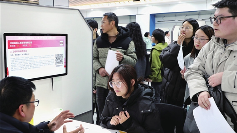 “就在苏州 留在苏州”人才夜市元宵专场吸引了众多求职者