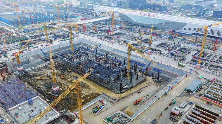 施工人员冒雨奋战抢抓工期