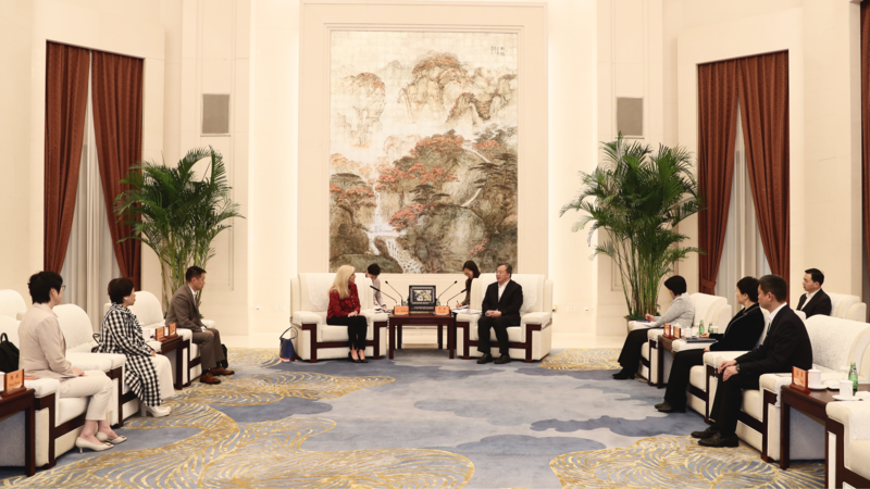 范波会见PPG工业集团全球高级副总裁艾米·埃里克森一行