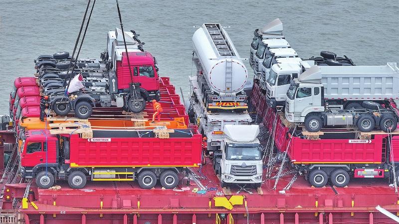 张家港港务集团码头的工作人员加紧装载出口海外的工程车辆