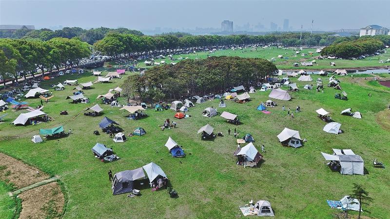 市民游客结伴到独墅湖畔草坪露营休憩