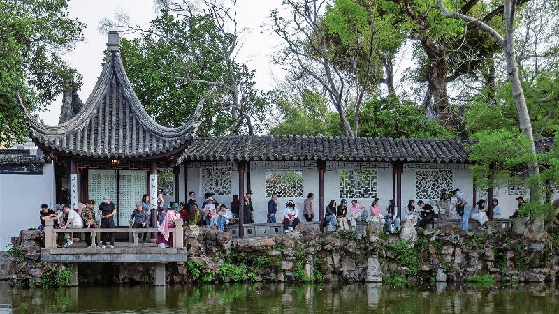 沧浪亭游人络绎不绝