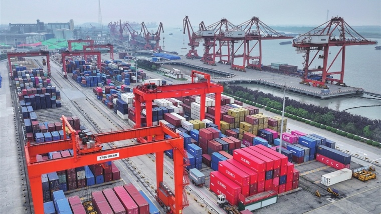 码头上货轮装卸 一派繁忙景象