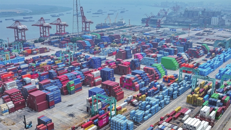 苏州港张家港港区集装箱码头现场作业繁忙有序
