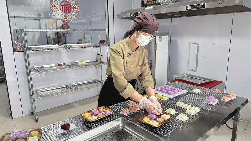 董浜镇多家非遗糕团店推出多款赛事主题糕团