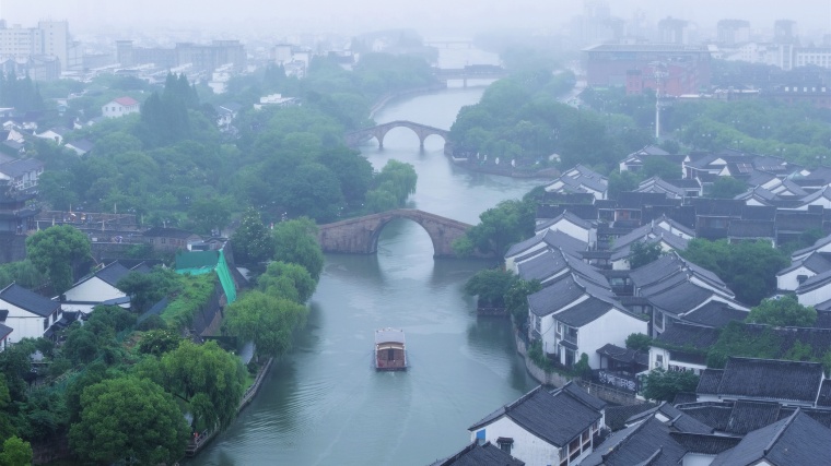 盘门景区细雨连绵雾气朦胧