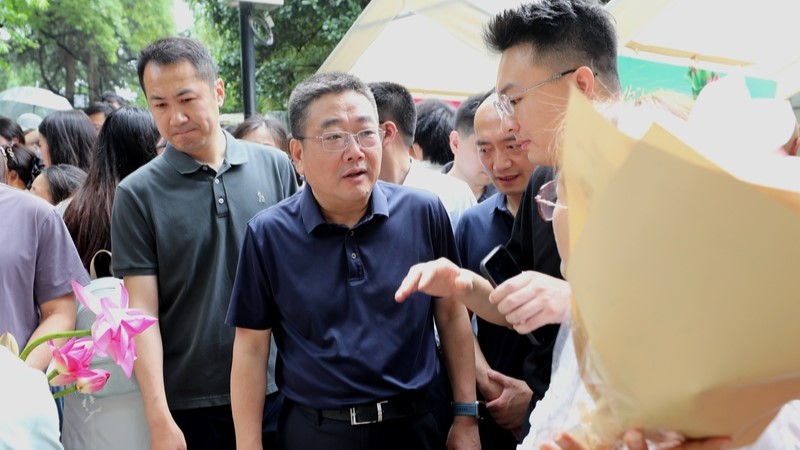 王维调度安全生产和假日消费工作