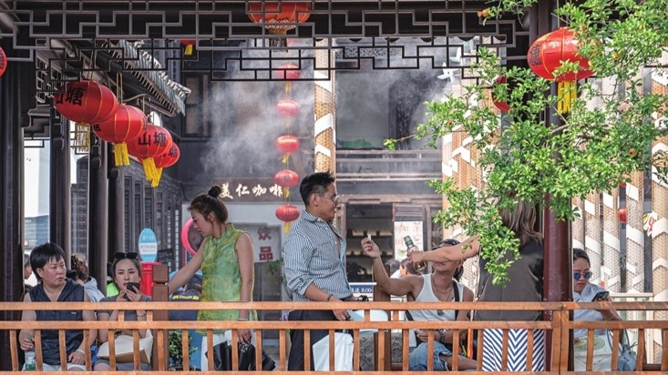 山塘街游船码头喷雾装置开启